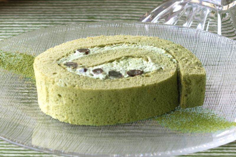 すこやか抹茶ロールケーキカット